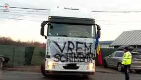 Soluțiile Guvernului nu opresc protestele. Fermierii și transportatorii rămân în continuare în stradă: „Oamenii de rând nu au cu ce să plătească taxele”